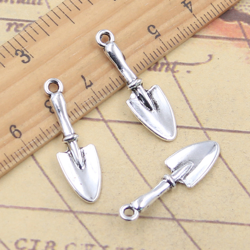 Gardening Tools Sale - 20 個チャームツールシャベルスペード 30 × 9 ミリメートルチベットシルバーカラーペンダント